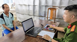 Tạm giữ đối tượng hiếp dâm 2 bé gái cùng xóm