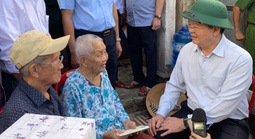 Phó Thủ tướng Mai Văn Chính thăm, tặng quà người dân bị thiệt hại bởi bão số 13 Kalmeagi