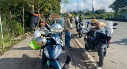 CSGT kiểm tra trật tự an toàn giao thông ở Làng Đại học