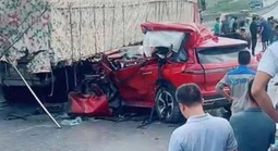 Xe ô tô 7 chỗ tông vào hông xe đầu kéo trên cao tốc, tài xế tử vong, 3 người khác bị thương