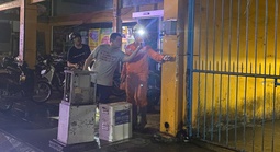 Nam thanh niên đang đi bộ gần tủ điện ở trung tâm TP HCM thì bất ngờ co giật, ngã xuống nguy kịch