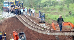 Khẩn trương khắc phục "cầu treo" ray đường sắt sau bão số 13 Kalmaegi