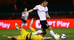 Rượt đuổi ở sân Thống Nhất, CLB Công an TP HCM suýt khiến Ninh Bình ôm hận