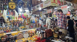 Một tiểu thương bán rau củ ở chợ Thủ Đức bị lừa 150 triệu đồng