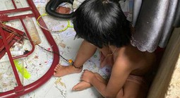 Bức xúc vụ việc cha xích chân con trong căn phòng bẩn thỉu