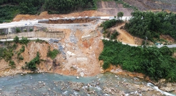 Cận cảnh hàng loạt điểm sạt lở nghiêm trọng trên tuyến cao tốc La Sơn – Hoà Liên