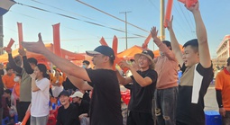 Tham gia "Công xưởng hạnh phúc", nữ công nhân nhảy lên sung sướng khi là người may mắn 