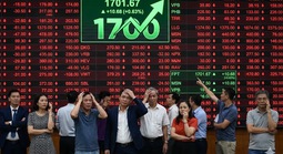 VN-Index vượt 1.700 điểm, tài khoản nhà đầu tư vẫn "bốc hơi"