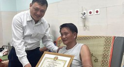Hai người hùng lao ra biển cứu người ở Lý Sơn được tặng huân chương