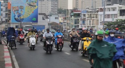 Bầu trời TPHCM tối sầm trong cơn mưa chiều