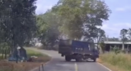 CLIP ghi lại vụ việc xe tải cán qua người nạn nhân 2 lần