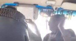 VIDEO: Đang điều khiển xe buýt, tài xế bị hành khách lao vào hành hung