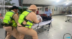 CLIP: Khoảnh khắc CSGT hỗ trợ khẩn cấp hành khách nghi nhồi máu cơ tim trên xe giường nằm