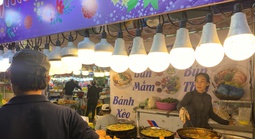 Chợ Bình Tây hút khách nhờ ẩm thực dân gian và kiến trúc cổ