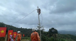 Nỗ lực đưa điện về thôn 6, xã Trà Leng trong những ngày cuối năm 2025