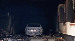 Nghi án người đàn ông phóng hỏa đốt ô tô rồi tự thiêu