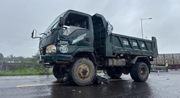 Clip: Vượt đèn đỏ tại nút giao cao tốc, người đi xe máy tử vong dưới bánh xe tải