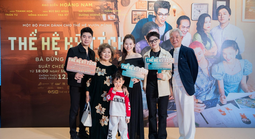 Lần đầu lấn sân điện ảnh, NSND Thanh Hoa được cả nhà chúc mừng