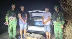 Tây Ninh: Bắt quả tang 2 người đàn ông trên ô tô làm điều phi pháp trong đêm