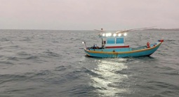 Phát hiện thi thể 1 người đàn ông trên thuyền nhỏ trôi tự do ở Phú Quý