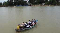 Tây Nha Trang: Ớn lạnh đi học bằng đò vì cầu Phú Kiểng bị trôi