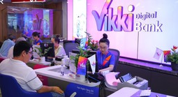 Khách hàng vỡ oà khi trúng vàng từ chương trình  “tiết kiệm Vikki – trúng vàng ký”