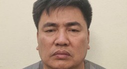 Người đàn ông đẩy đại úy CSGT vào đầu xe tải đang lao tới bị khởi tố, điều tra tội giết người