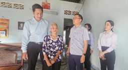 Cụ bà 74 tuổi ở phường Bình Dương nghẹn ngào khi được sửa chữa nhà đã xuống cấp