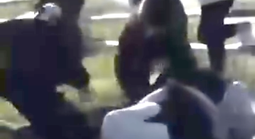 Nữ sinh lớp 10 bị nhóm học sinh lớp 8 đánh hội đồng