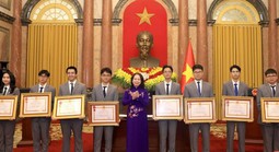 24 học sinh có thành tích xuất sắc nhận Huân chương Lao động
