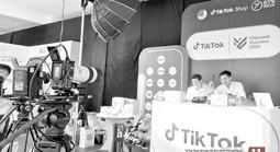 Báo in ngày 13-12: "Vô tư" trên mạng, dễ vướng lao lý