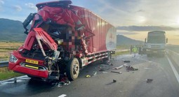 Xe tải va chạm khiến tài xế mắc kẹt ở cabin, đóng 1 đoạn cao tốc Vĩnh Hảo - Phan Thiết