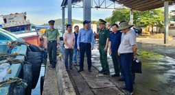 Phó Chủ tịch UBND TPHCM Hoàng Nguyên Dinh kiểm tra thực tế tại 4 cảng cá trong ngày 13-12 