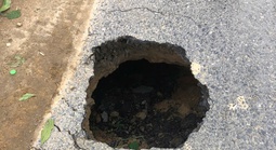 TP Huế: Xuất hiện hố sụt chưa rõ nguyên nhân trên quốc lộ 
