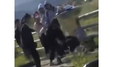 Mâu thuẫn trên Facebook, nữ sinh lớp 10 bị nhóm nữ sinh lớp 8 đánh hội đồng