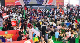 Sáng cuối tuần, trung tâm TPHCM đông nghẹt người đến thưởng thức phở 3 miền