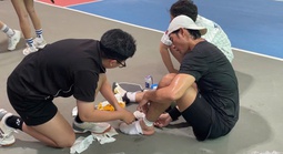 Diễn viên Lợi Trần chấn thương, dừng bước ở tứ kết Giải Pickleball " Vòng tay yêu thương"
