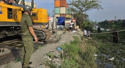 Công an điều tra thi thể xăm cá chép, hoa sen trên sông Sài Gòn