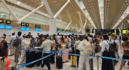 Vé máy bay Tết cạn nhanh, nhiều người chấp nhận bay đêm dù giá cao chót vót