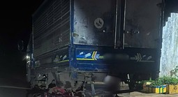 Gia Lai: Tông vào xe tải đang đậu, 3 người trên xe máy tử vong