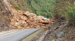 VIDEO: Sạt lở đất đá nghiêm trọng trên quốc lộ, 3 người nghi bị vùi lấp