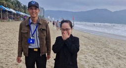 Nhân viên bãi biển Đà Nẵng dùng máy dò kim loại, tìm ra nhẫn vàng cho khách