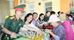 TPHCM: "Gian hàng 0 đồng" gắn kết tình quân - dân