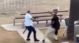 CLIP: Khoảnh khắc người dân tay không tước vũ khí của kẻ xả súng ở Úc