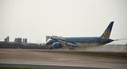 CLIP: Khoảnh khắc máy bay Boeing 787 đầu tiên hạ cánh xuống sân bay Long Thành