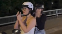 Vì sao tịch thu xe máy của cô gái trẻ có hành vi "chắp tay lạy" khi lái xe ở TPHCM?