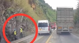 VIDEO: Hàng ngàn m3 đất đá từ trên cao rơi xuống vùi lấp 2 công nhân