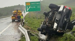 Ô tô mất lái, lật trên đường cao tốc Cam Lộ - La Sơn