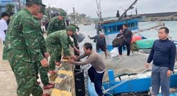 Cứu 6 ngư dân trên tàu cá bị sóng đánh chìm trên biển