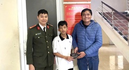 Nhặt được chiếc ví chứa nhiều tiền mặt, nam sinh lớp 9 lập tức giao nộp